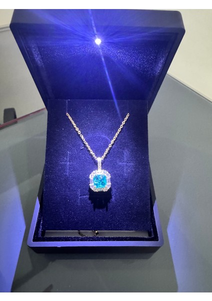 Işıklı Kutuda Yeşil Taşlı Çelik Kolye