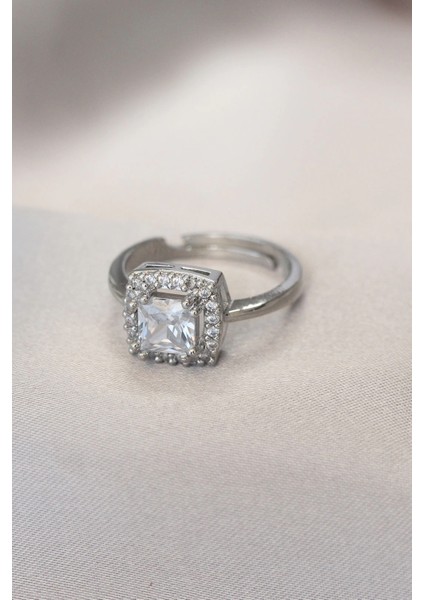 Gümüş Renk Baget ve Zirkon Taşlı Kare Yüzük