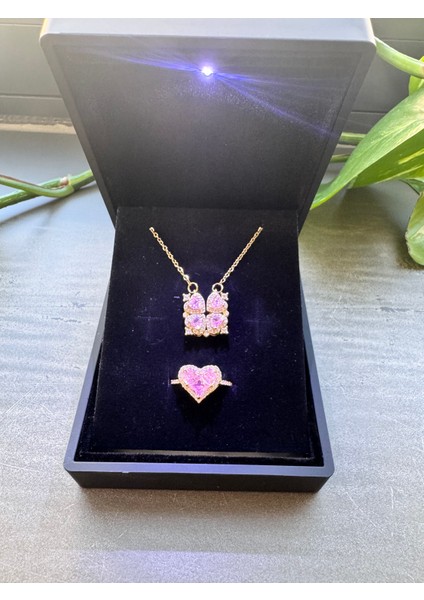 Işıklı Kutuda Mıknatıslı Yonca Kolye-Yüzük Seti Çelik