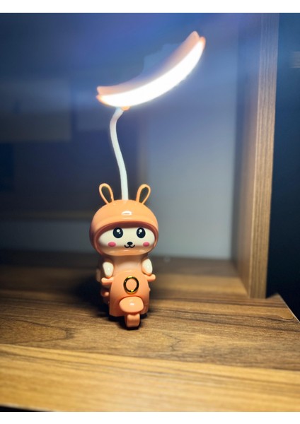 Karikatür LED Masa Lambası Sevimli Hayvan Sürüşü Motosiklet Şekli USB Şarj Masa Göz Bakım Işşığı Okuma Öğrenme Için