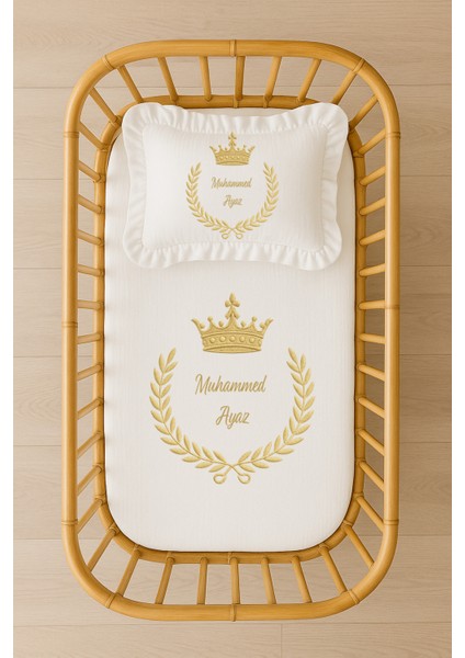 Isimli Bebek Nevresim Takımı 70X120 – Gold Taç ve Çelenk Tasarım– Fırfırlı Dolgulu Yastıklı