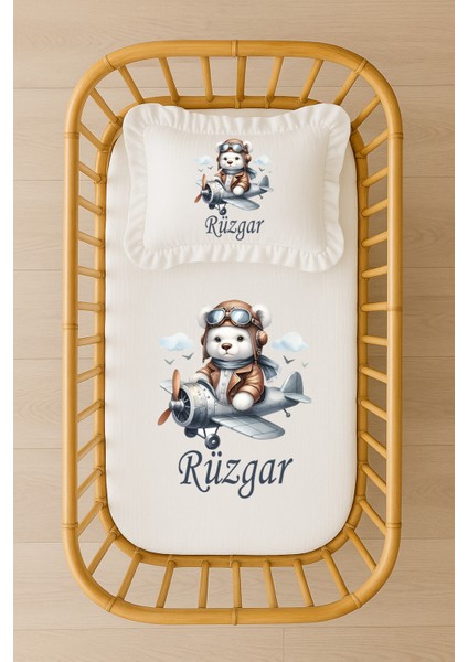 Isimli Bebek Nevresim Takımı 70X120 – Uçak Kullanan Pilot Ayıcık Tasarım Fırfırlı Dolgulu Yastıklı