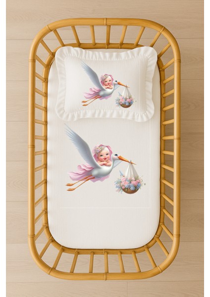 Leylek ve Bebek Temalı Kişiye Özel Nevresim Takımı – %100 Akfil – Içi Dolgulu Fırfırlı Yastıklı