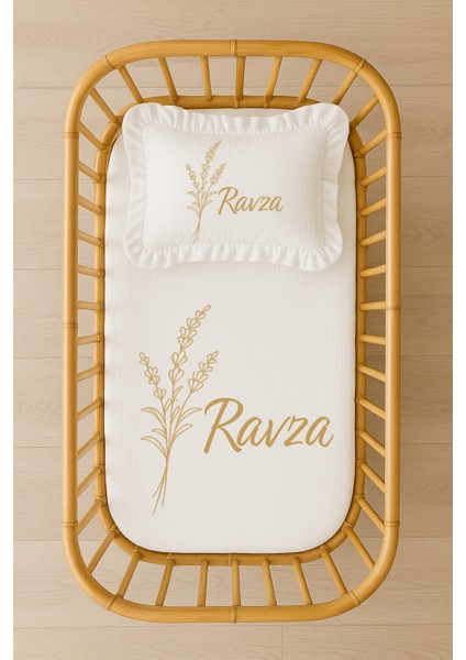 Isimli Bebek Nevresim Takımı 70X120 – Minimal Buğday Desenli Fırfırlı Dolgulu Yastık