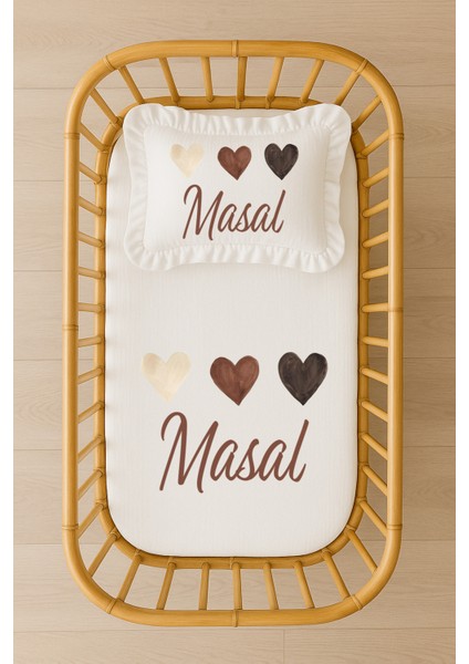 Isimli Bebek Nevresim Takımı 70X120 – Kahve Tonlarında Kalp Tasarım Fırfırlı Dolgulu Yastıklı