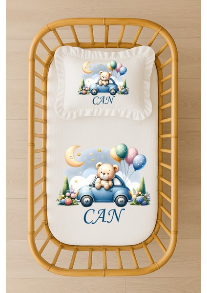 Isimli Bebek Nevresim Takımı 70X120 – Mavi Araba ve Balonlu Ayıcık Temalı Fırfırlı Dolgulu Yastıklı