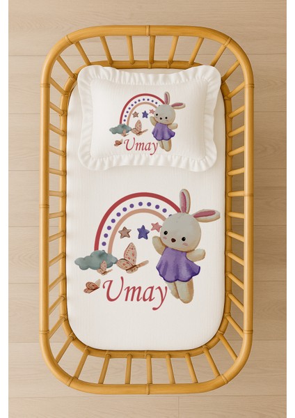 Isimli Bebek Nevresim Takımı 70X120 – Tavşan & Gökkuşağı Temalı – Fırfırlı Dolgulu Yastıklı