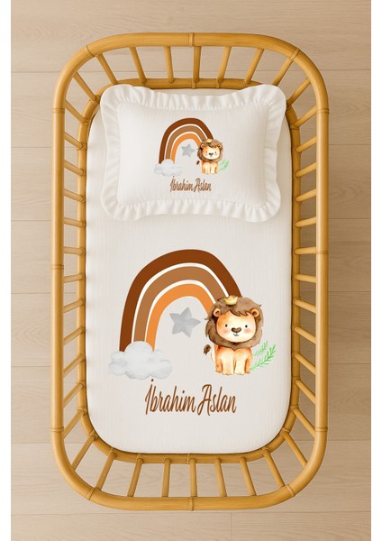 Isimli Bebek Nevresim Takımı 70X120 Kahverengi Gökkuşağı ve Aslan Tasarım Fırfırlı Dolgulu Yastıklı