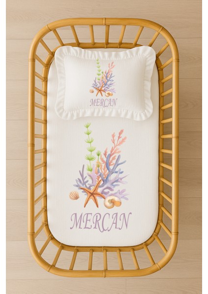 Isimli Bebek Nevresim Takımı 70X120 – Mercan ve Deniz Kabukları Tasarım Fırfırlı Dolgulu Yastıklı