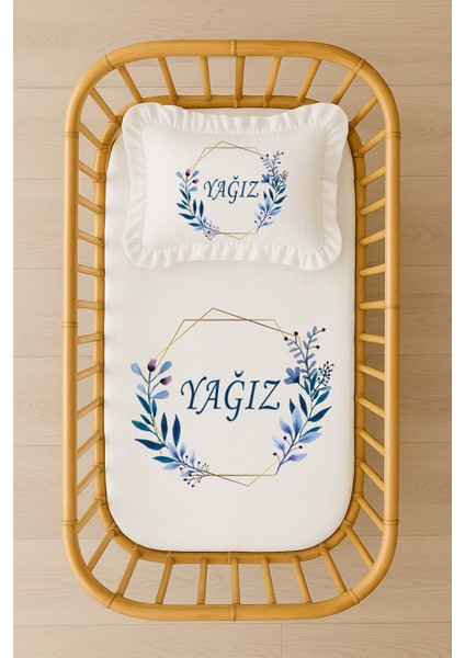 Isimli Bebek Nevresim Takımı 70X120 – Mavi Yapraklı Çerçeve Desenli Fırfırlı Dolgulu Yastıklı