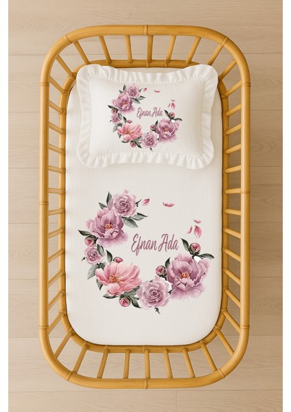 Isimli Bebek Nevresim Takımı 70X120 – Mor Pembe Çiçekli Çelenk Tasarım Fırfırlı Dolgulu Yastıklı