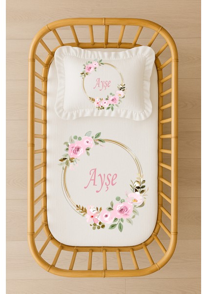 Isimli Bebek Nevresim Takımı 70X120 – Pembe Çiçekli Gold Halka Tasarım Fırfırlı Dolgulu Yastıklı