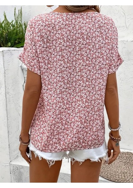 Kadın Kısa Kollu Çentikli V Yaka ve Düğme Detaylı Çiçek Desenli Süprem Bluz