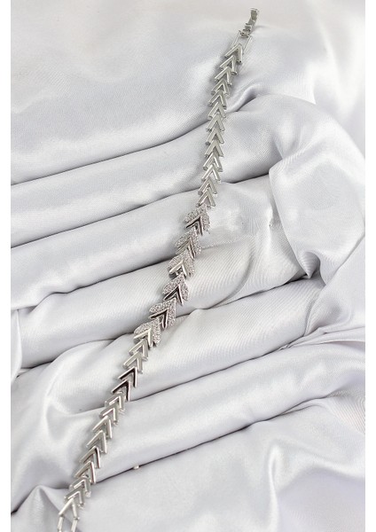 Bfs Pirinç Zirkon Taşlı Sıralı Ok Model Gümüş Renk Kadın Bileklik fiyatları