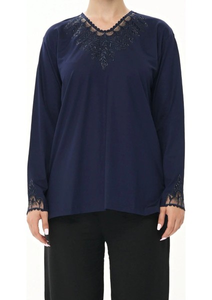 Yaka ve Kol Ucu Tül Detaylı Taş Işlemeli Koyu Lacivert Anne Penye Bluz