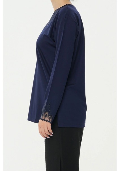 Yaka ve Kol Ucu Tül Detaylı Taş Işlemeli Koyu Lacivert Anne Penye Bluz fiyatları