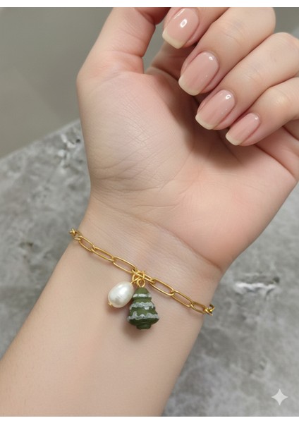 Pearl Pine Bracelet – El Yapımı Inci & Çam Ağacı Figürlü Altın Zincir Bileklik | Polimer Kil