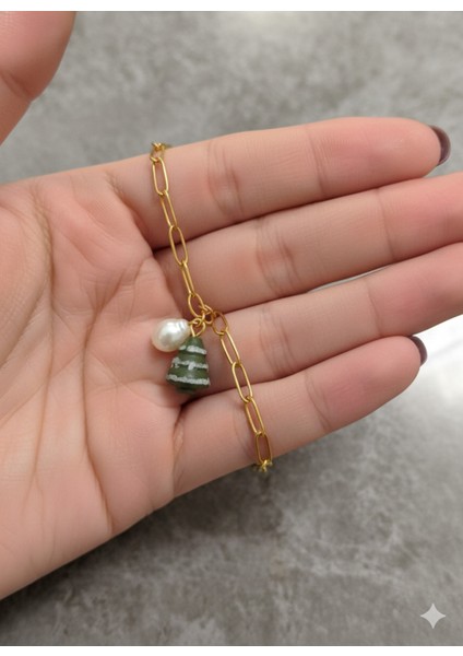 Pearl Pine Bracelet – El Yapımı Inci & Çam Ağacı Figürlü Altın Zincir Bileklik | Polimer Kil modelleri