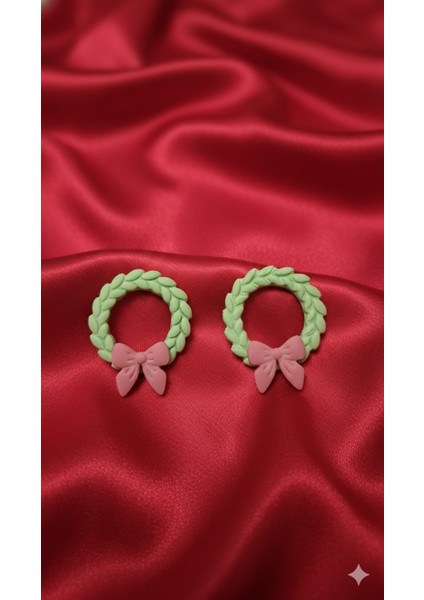 Pastel Wreath – El Yapımı Yeşil Çelenk & Pembe Fiyonk Yılbaşı Küpe | Polimer Kil | 5 cm