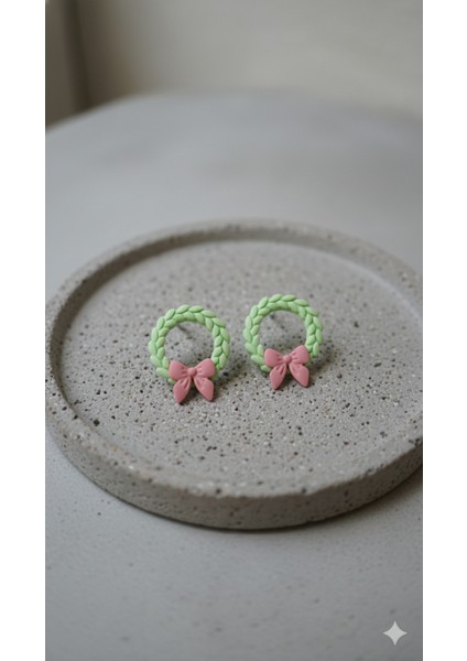 Pastel Wreath – El Yapımı Yeşil Çelenk & Pembe Fiyonk Yılbaşı Küpe | Polimer Kil | 5 cm fiyatları