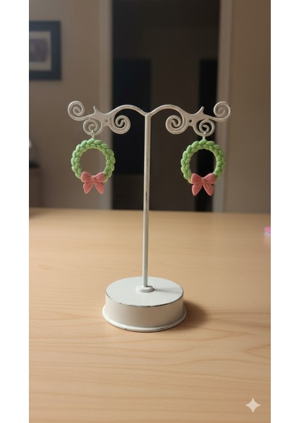 Pastel Wreath – El Yapımı Yeşil Çelenk & Pembe Fiyonk Yılbaşı Küpe | Polimer Kil | 5 cm fırsatları