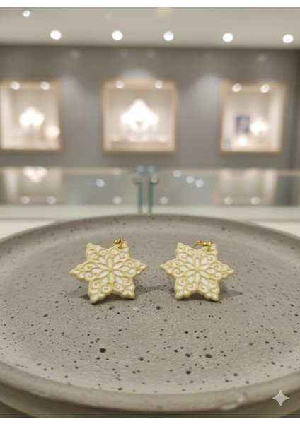 Golden Snowflake – El Yapımı Altın Detaylı Kar Tanesi Polimer Kil Küpe | 5 cm