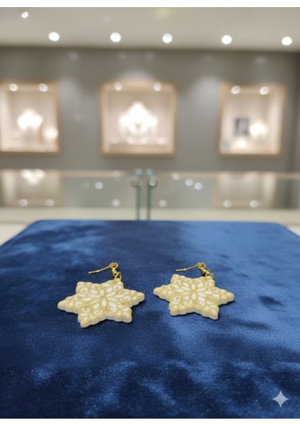 Golden Snowflake – El Yapımı Altın Detaylı Kar Tanesi Polimer Kil Küpe | 5 cm fiyatları
