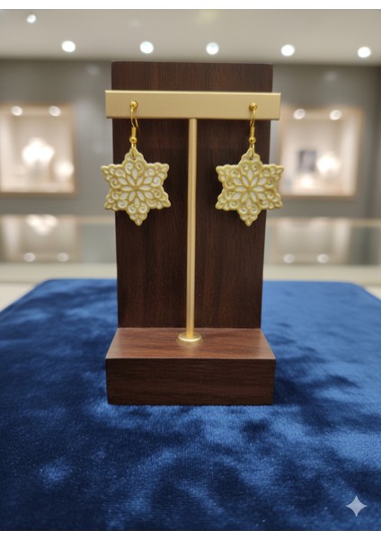 Golden Snowflake – El Yapımı Altın Detaylı Kar Tanesi Polimer Kil Küpe | 5 cm modelleri