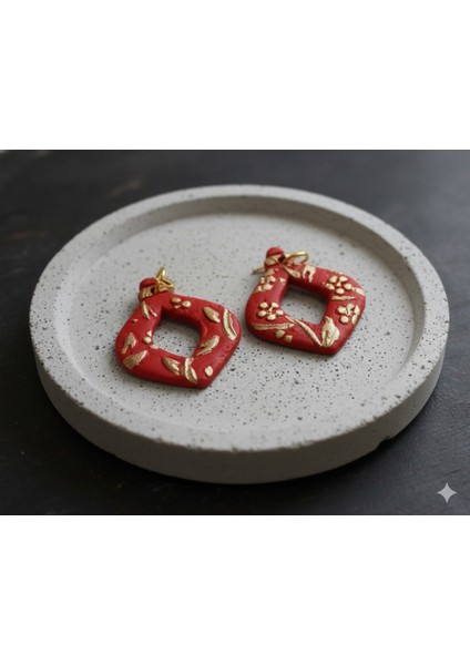 Crimson Wreath – El Yapımı Kırmızı Gold Detaylı Geometrik Küpe | Polimer Kil | 5 cm fiyatları