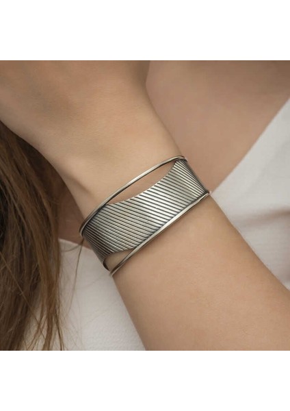 Gümüş Eskitme Desenli Bayan Bilezik fırsatları