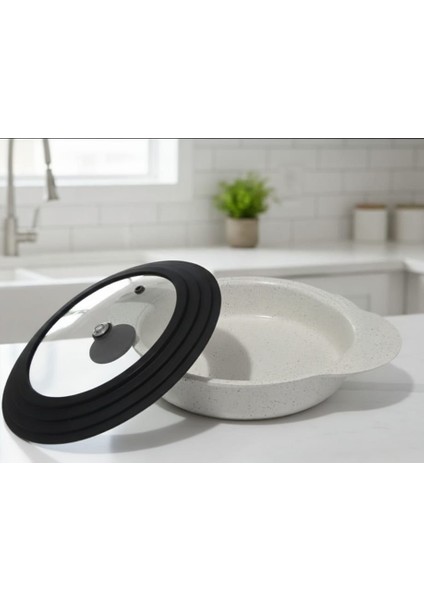 3'ü 1 Arada Kademeli Silikon Cam Kapak – 18, 20 ve 22 cm Tencerelere Uyumlu Çok Amaçlı Tasarım (Siyah & Gri Seçenekli)