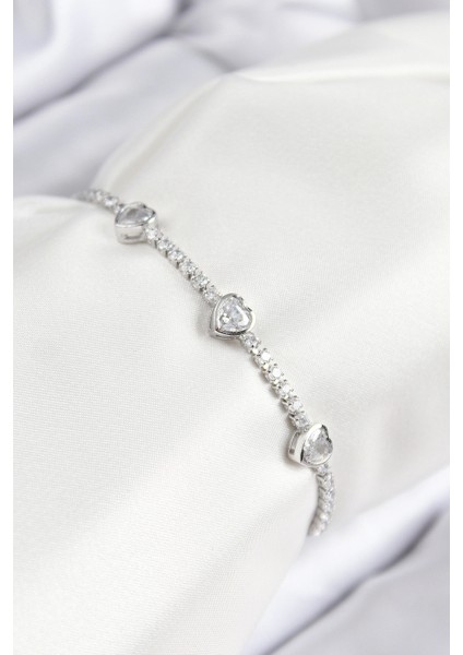 Pirinç Zirkon Taşlı Sıralı Kalp Model Gümüş Renk Asansörlü Kadın Bileklik