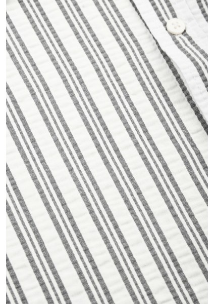 Erkek Gri Çizgili Gofre Kumaş Dar Kesim Gömlek – Şık, Modern ve Rahat Gömlek 2501317 fırsatları