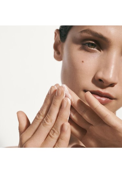 Cilde Işıltı Veren Kırışıklık Karşıtı Nemlendirici Krem- 60 ml fırsatları