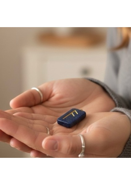 Mavi Yeşil Fehu Reçine Rune Kolye Ucu – El Yapımı Viking Sembolü Takı – Koruyucu Spiritüel Amulet