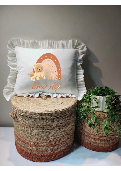 Isme Özel Kahverengi Gökkuşağı ve Ayıcık Desenli Fırfırlı Bebek Yastığı - Içi Dolgulu 30X40 cm