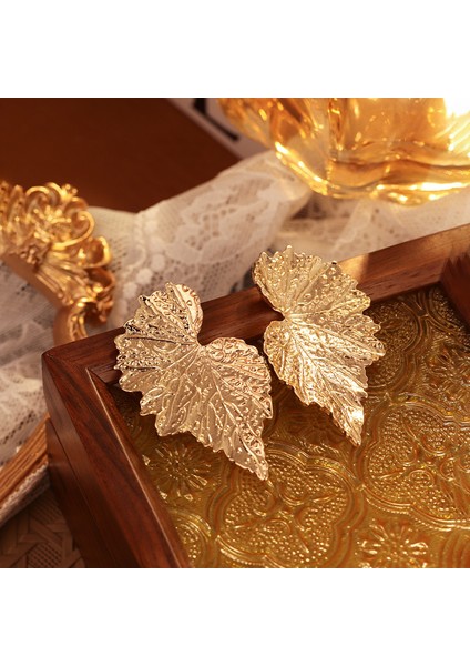 Yeni Küpeler Metal Atılı Kıdemli Tasarım Küpeler Moda Mizaç Retro Kişilik Küpeleri Bırakır (Yurt Dışından)