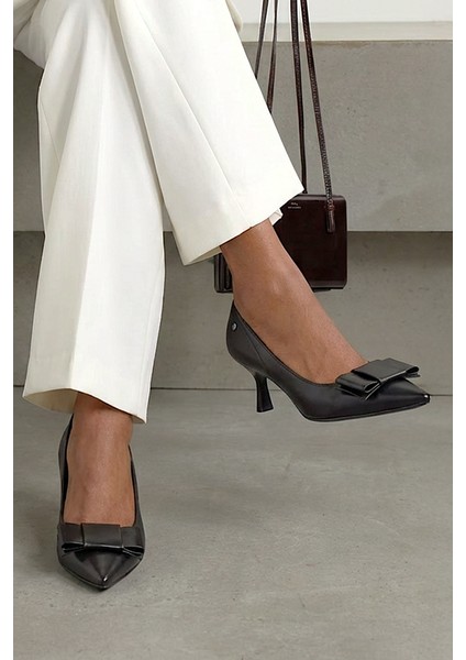 Vellon Esnek Yumuşak Kaymaz Taban (4 Cm) Siyah Cilt Köşe Fiyonk Kadın Topuklu Ayakkabı