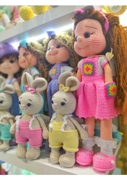 El Yapımı Pembe Elbiseli Kıvırcık Saçlı Motif Bebek fırsatları