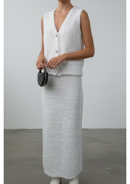 Kadın Sakallı Triko Ikili Takım – Düğmeli Yelek ve Uzun Etek, Yumuşak Dokulu Kışlık Kombin - Beyaz