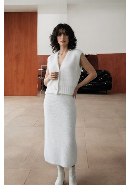 Kadın Sakallı Triko Ikili Takım – Düğmeli Yelek ve Uzun Etek, Yumuşak Dokulu Kışlık Kombin - Beyaz fiyatları