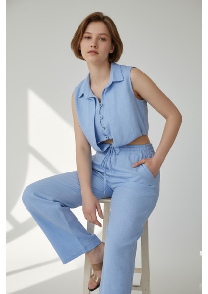 Kadın Bebe Mavisi Keten Ikili Takım – Düğmeli Crop Üst ve Lastikli Bol Paça Pantolon - Mavi