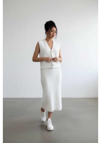 Kadın Sakallı Triko Ikili Takım – Düğmeli Yelek ve Uzun Etek, Yumuşak Dokulu Kışlık Kombin - Beyaz modelleri