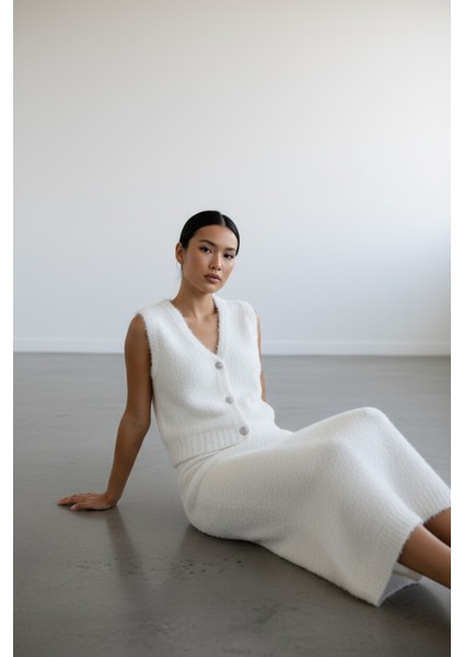 Kadın Sakallı Triko Ikili Takım – Düğmeli Yelek ve Uzun Etek, Yumuşak Dokulu Kışlık Kombin - Beyaz fırsatları