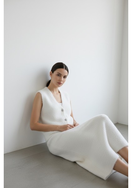 Kadın Sakallı Triko Ikili Takım – Düğmeli Yelek ve Uzun Etek, Yumuşak Dokulu Kışlık Kombin - Beyaz indirimleri