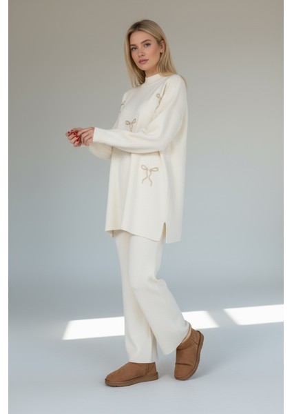 Şık Kurdele Taş Işlemeli Kadın Ikili Triko Takım Salaş Fit Uzun Kollu ve Rahat Pantolon - Ekru