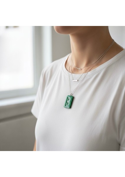 Yeşil Reçine Berkana Rune Kolye Ucu – El Yapımı Viking Sembolü – Yenilenme ve Dişil Enerji Amuleti – Spiritüel Takı fiyatları