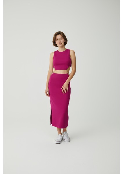 Zincir Detaylı Yüksek Bel Etek ve Kolsuz Crop Üst Ikili Takım - Şık ve Modern Tasarım