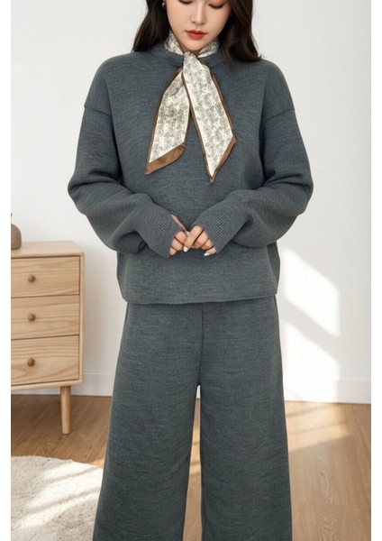 Kadın Gri Salaş Yumuşak Dokulu Triko Ikili Takım – Oversize Üst ve Geniş Paça Pantolon fiyatları