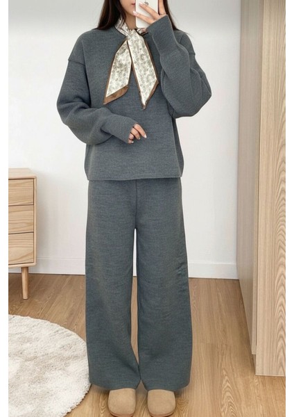 Kadın Gri Salaş Yumuşak Dokulu Triko Ikili Takım – Oversize Üst ve Geniş Paça Pantolon modelleri